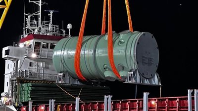 وصول وعاء ضغط المفاعل الخاص للوحدة النووية الأولى من روسيا لميناء الضبعة.. شاهد