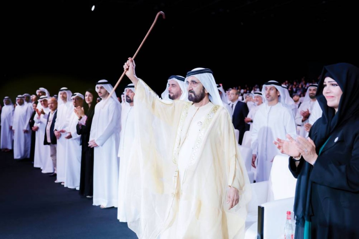 محمد بن راشد مرحباً بالمشاركين بحضور سيف بن زايد وأحمد بن سعيد ولطيفة بنت محمد ومحمد بن راشد بن محمد ومحمد الحسيني وريم الهاشمي وضاحي خلفان