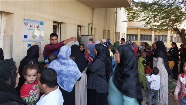 فحص وعلاج ٤٢٩ مريض بالقافلة الطبية بقرية نيدة