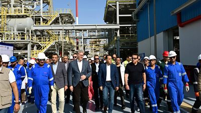 رئيس الوزراء يدشّن مشروع استرجاع الغازات بشركة «النصر للبترول» خلال جولته بالسويس