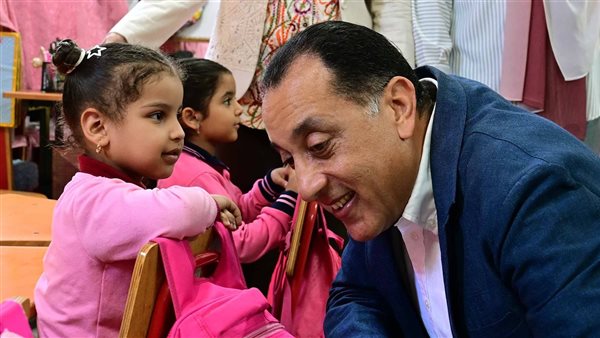 رئيس الوزراء يتفقد مدرسة “محمد حافظ” الابتدائية