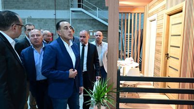 مشروع صناعي جديد باستثمارات 12 مليون دولار.. رئيس الوزراء يفتتح مصنع “بونالو” للبلاستيك والخشب