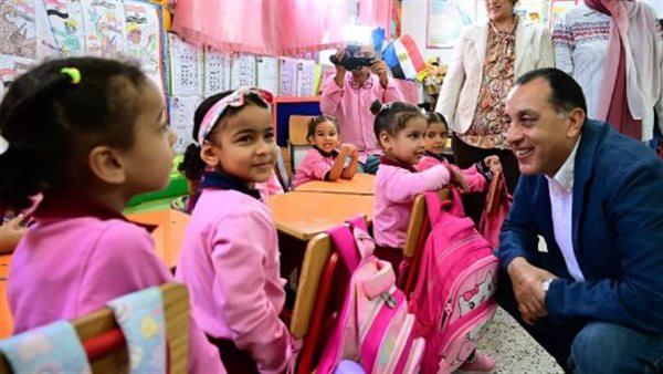 رئيس الوزراء يغير مسار جولته بمحافظة السويس ويتفقد مدرسة محمد حافظ الابتدائية