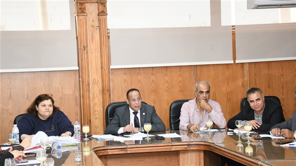 جامعة قناة السويس تناقش الاستعداد لامتحانات منتصف الفصل الدراسي الأول