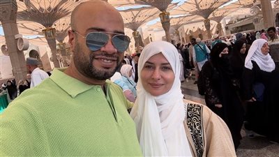بدلًا من شهر العسل.. حاتم صلاح يؤدي مناسك العمرة مع زوجته بعد ساعات من زفافهما