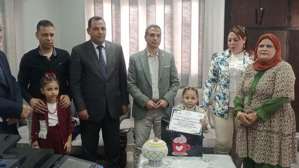 عثرت على خاتم ذهب.. وكيل تعليم كفر الشيخ يكرم التلميذة مارينا لأمانتها
