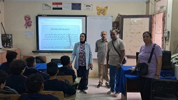 وكيل التعليم بالقاهرة توصي بتصحيح كتب التقييمات أول بأول