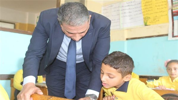 وكيل «تعليم الجيزة» يتفقد المدارس ويوجّه بالاهتمام بالطلاب ضعاف القراءة والكتابة