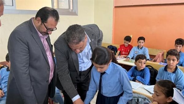 وكيل التعليم بالشرقية يطمئن على استلام الطلاب للكتب الدراسية وتحديث قوائم الفصول