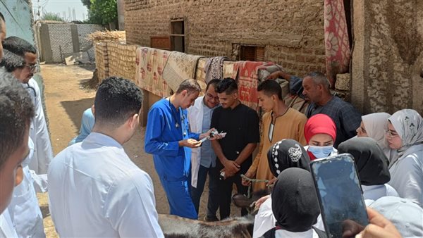 “طب بيطري سوهاج” تعالج ٩٧٥ حيوانًا بالقوافلة الطبية البيطرية بقرية شطوره