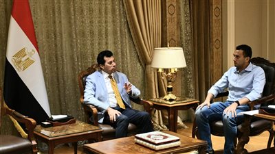 وزير الرياضة يلتقي البطل الأولمبي أحمد الجندي