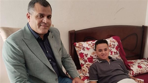 لفتة أبوية| وكيل تعليم دمياط يزور طالبا مصابا.. ويؤكد: سلامة أبنائنا أولا