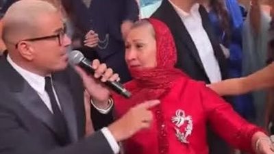 من صفعة على الوجه لتقبيل يد مسنة.. هل بدأ عمرو دياب يراجع طريقة تفاعله مع الجمهور؟