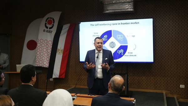 وزير السياحة والآثار السابق يُلقي محاضرة في الجامعة المصرية اليابانية
