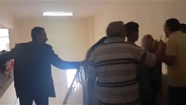 «ابنه اتعرض للدهس».. مشاجرة بين ولي أمر ومعلم في مدرسة بالسويس