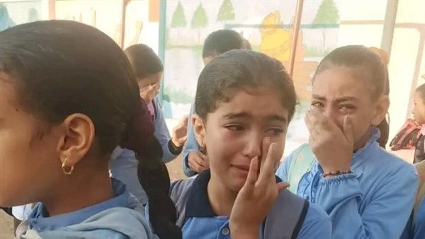 بكاء في طابور الصباح.. انهيار طلاب مدرسة ابتدائية بعد تلقيهم خبر وفاة معلمهم