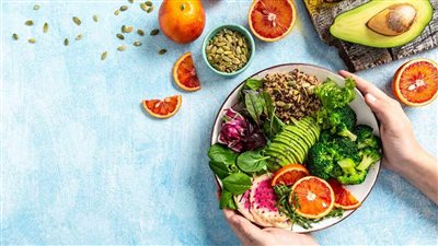 طبيب يكشف “وصفة الطعام المضاد للسرطان”.. 3 أطعمة تحارب المرض في صمت!