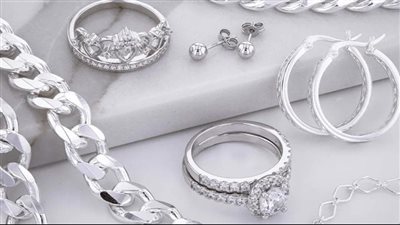 الفضة تتراجع محليًا وعالميًا وسط صعود الدولار وتزايد التفاؤل التجاري… وترقّب لقرارات الفيدرالي