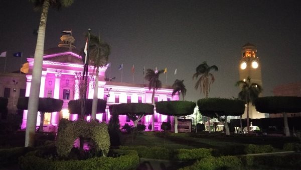 جامعة القاهرة تضيء مبناها التاريخي تضامنًا مع شهر أكتوبر الوردي لمكافحة سرطان الثدي