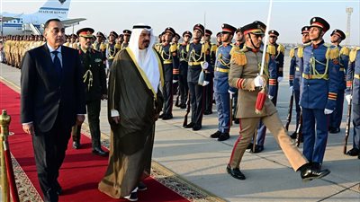 رئيس الوزراء يستقبل نظيره الكويتي بمطار القاهرة الدولي