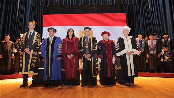 الجامعة البريطانية في مصر تمنح الدكتوراه الفخرية ليسرية لوزه ساويرس وتكرم أوائل الدفعات