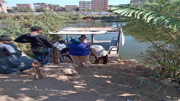 طلاب بسوهاج يستخدمون معدية غير مرخصة للذهاب إلى المدرسة.. والمحافظ يتدخل