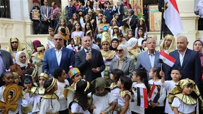 محافظ القاهرة يشارك طلاب قصر الدوبارة فعاليات الطابور المدرسي احتفالًا باقتراب افتتاح المتحف المصري الكبير