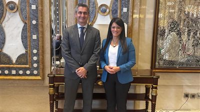 مباحثات مع الرئيس الإقليمي لشركة «فيزا» لمنطقة الشرق الأوسط وأفريقيا لتعزيز التعاون المشترك بمجالات التحول الرقمي