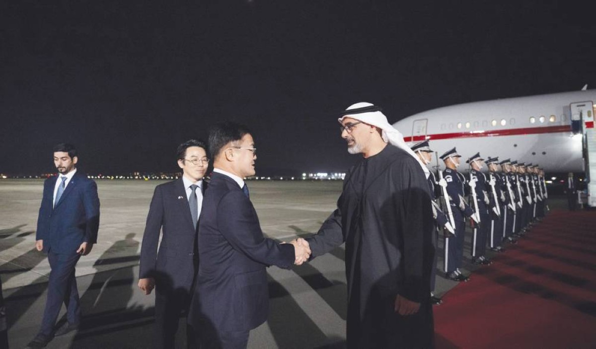 خالد بن محمد مصافحاً مستقبليه 
