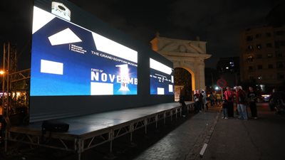 القاهرة تتزين بشاشات عملاقة لبث افتتاح المتحف المصري الكبير