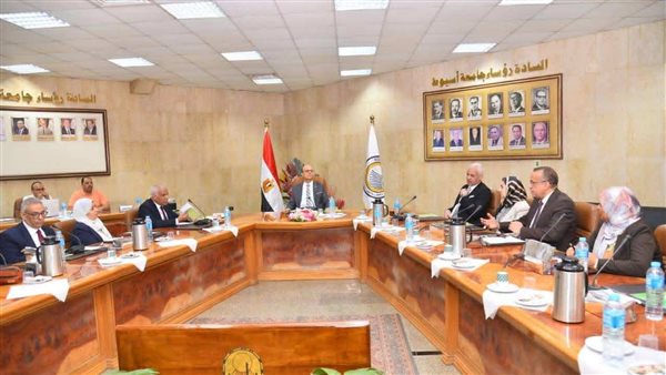 رئيس جامعة أسيوط الأهلية يعلن مواعيد امتحانات منتصف الفصل الدراسي الأول