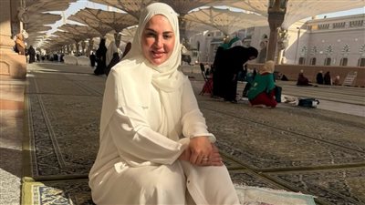 نهال طايل تؤدي مناسك العمرة رفقة زوجها: تجربة لا تقدر بثمن