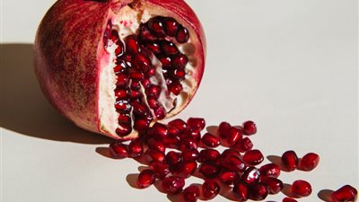 قشر الرمان.. السلاح التجميلي المنسي الذي تخفيه الطبيعة