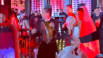 بالطبلة والرقص.. هادي الباجوري يشعل حفل زفافه على هايدي خالد