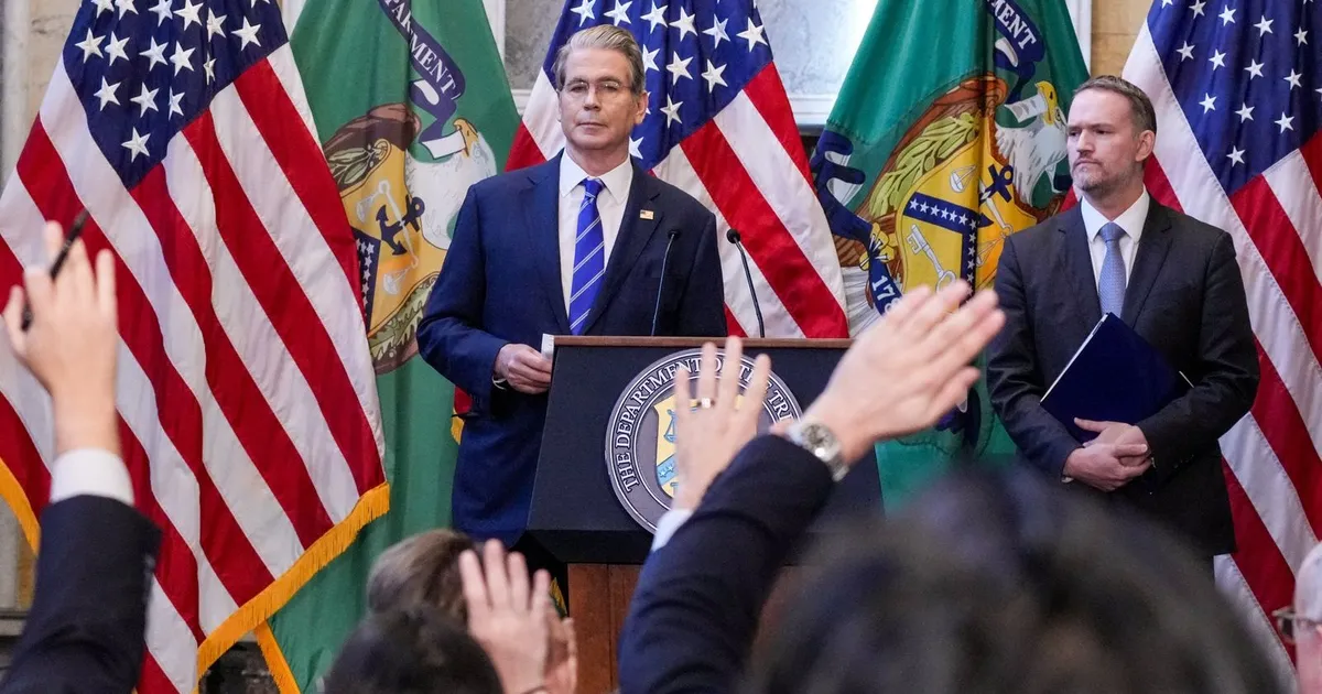 بيسنت يحذر الصين من “فك الارتباط” بسبب قيود تصدير المعادن