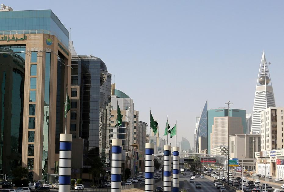 خمسة بنوك مركزية خليجية تخفض الفائدة