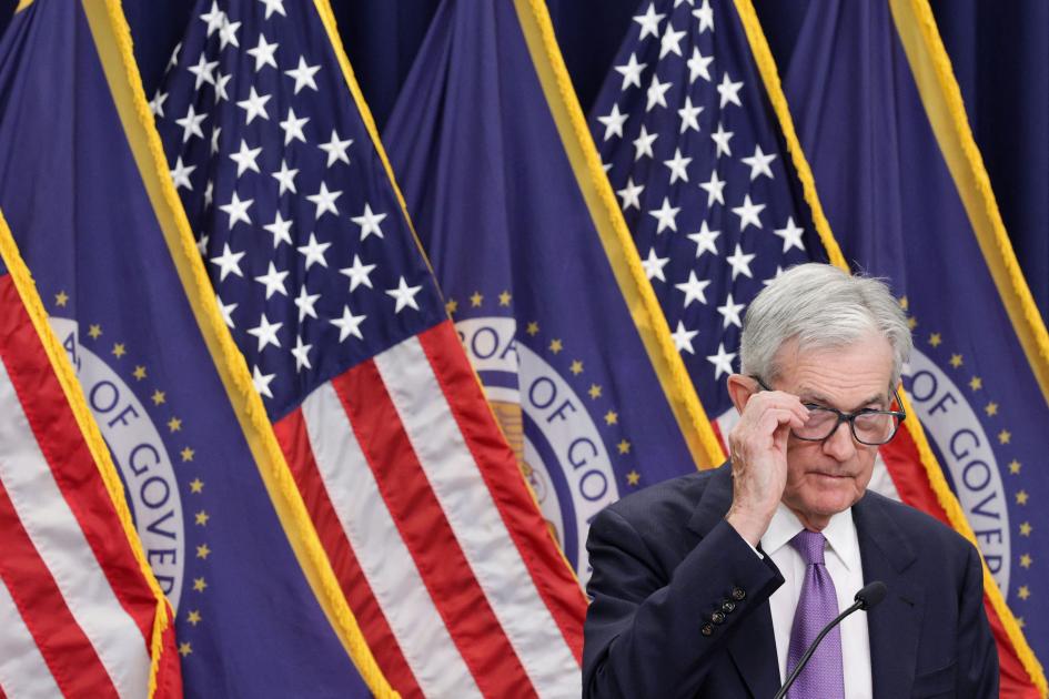 تعليقات باول تعزز الدولار وتقلّص مكاسب الذهب