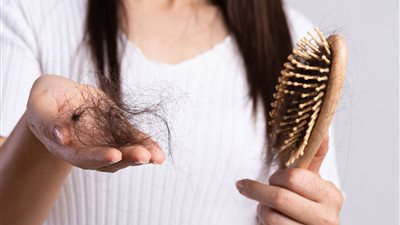 تساقط الشعر.. إشارات داخلية تكشف ما لا يقوله جسدك علنًا