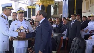 هدية تذكارية من أكاديمية الشرطة للرئيس السيسي تقديرًا لدعمه الأمني