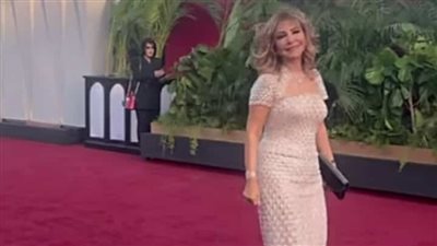 لميس الحديدي أول الحاضرين على ريد كاربت حفل افتتاح مهرجان الجونة