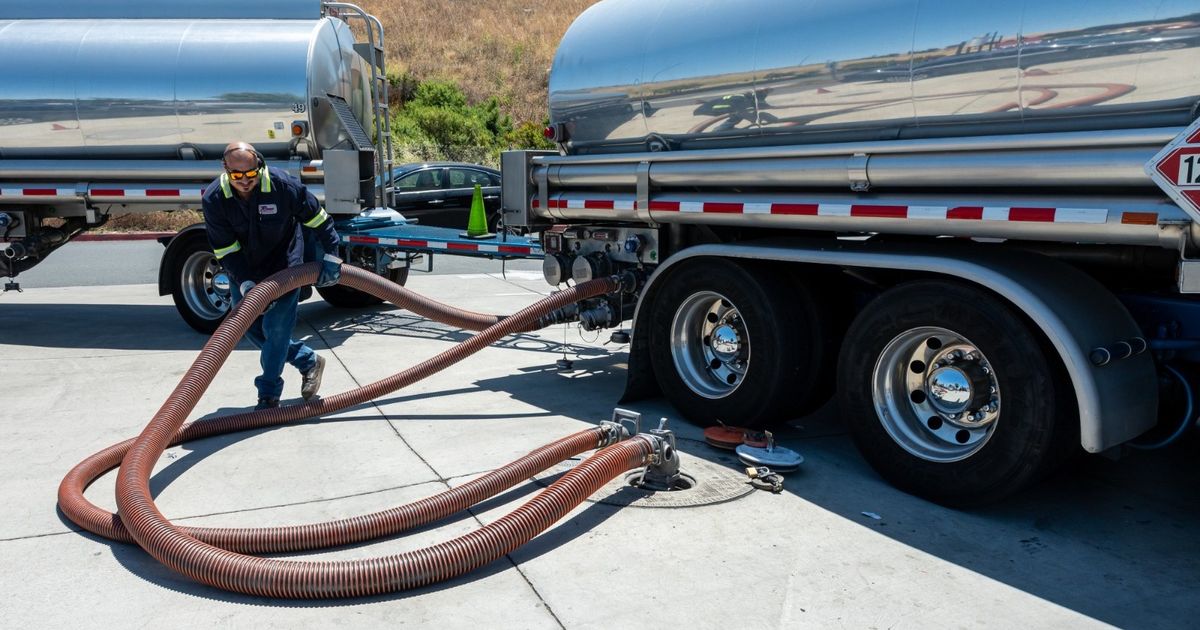 أسعار النفط تتجه نحو ثالث انخفاض أسبوعي وسط تركيز على الإمدادات