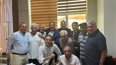 أبرزهم أيمن يونس.. نجوم الزمالك السابقين في زيارة إنسانية لـ حسن شحاتة بعد تعرضه لوعكة صحية