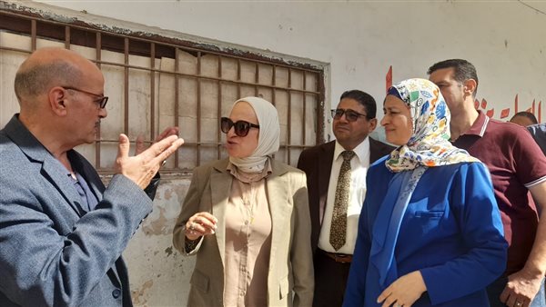 مديرة التعليم بالقاهرة تُتابع المساحات الفراغية بمدرسة شبرا الحديثة