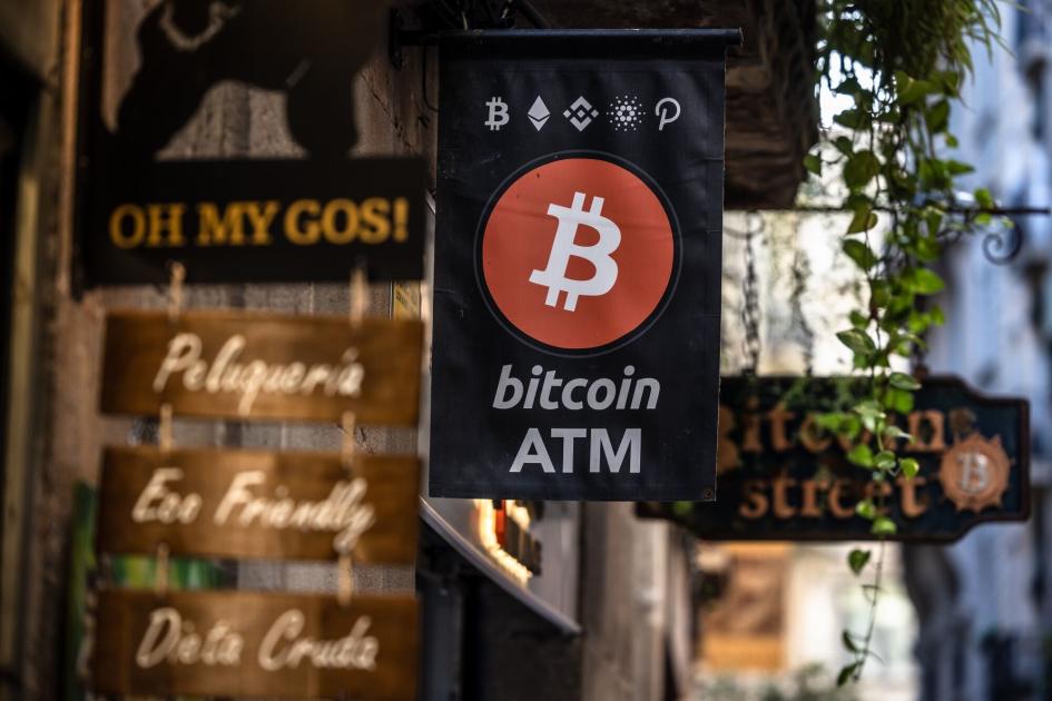 البيتكوين تتأرجح في نطاق ضيق عند 107 آلاف دولار