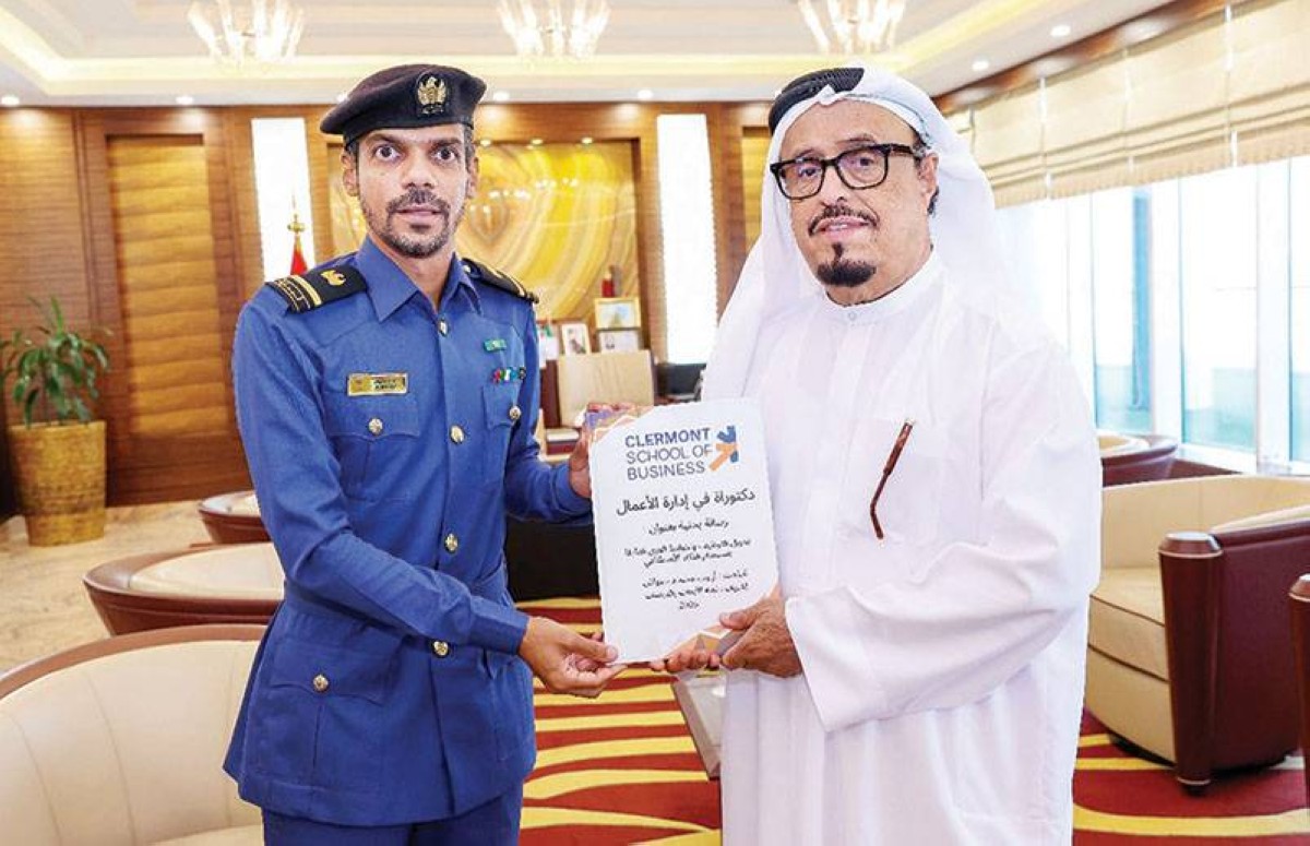 ضاحي خلفان يتلقى رسالة دكتوراه حول تخطيط القوى العاملة بالذكاء الاصطناعي
