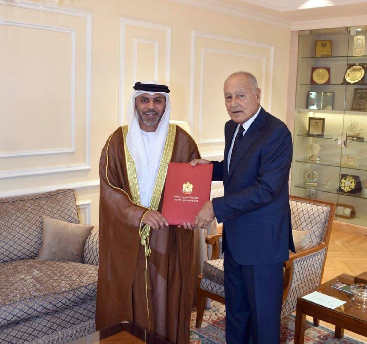سفير الإمارات يقدم خطاب اعتماده إلى أمين عام الجامعة العربية