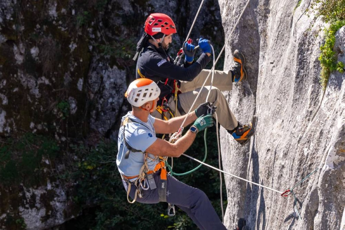 مركز محمد بن راشد للفضاء يعلن إتمام رائد الفضاء محمد الملا تدريب CAVES التابع لوكالة الفضاء الأوروبية