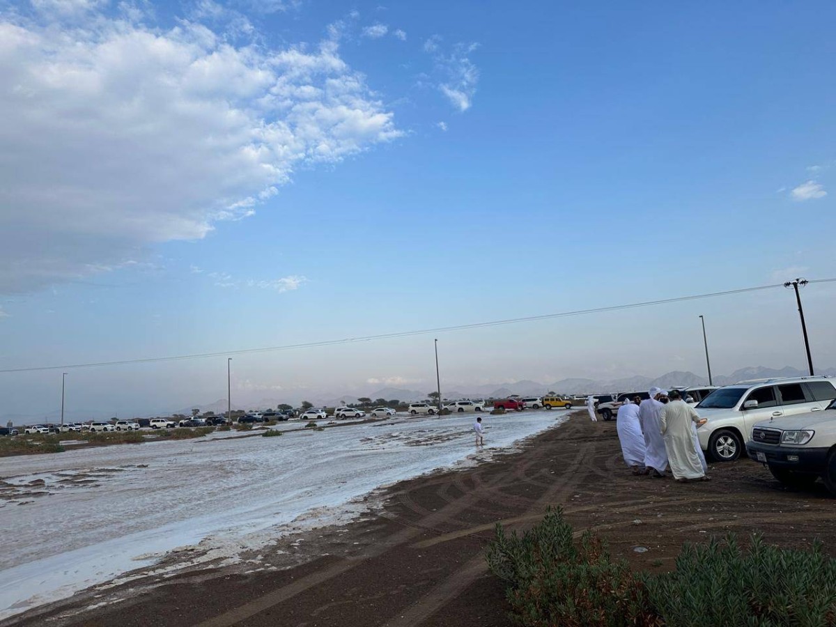 أمطار غزيرة ومتوسطة على مناطق متفرقة في الدولة