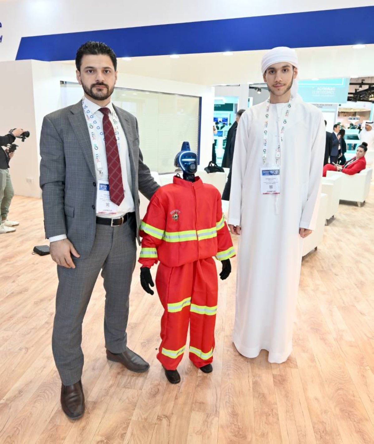 طالبان بـ«تقنية دبي» يبتكران روبوتاً ذكياً لدعم رجال الإطفاء وحماية الأرواح