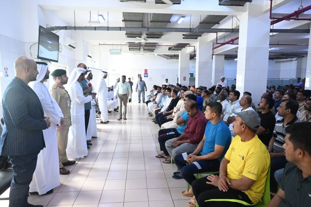«الموارد البشرية والتوطين» وشرطة دبي تطلقان حملة توعية ميدانية للعمال